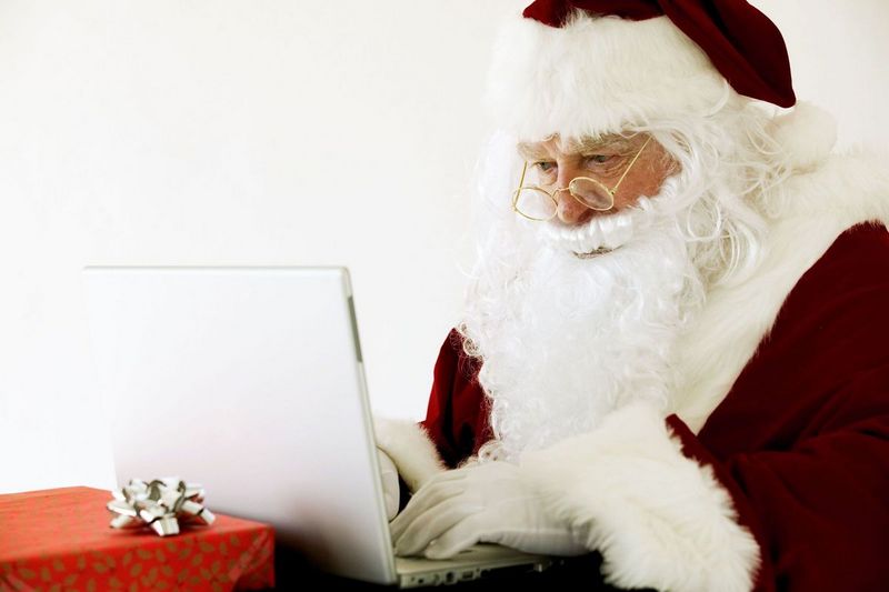 père Noël avec son ordinateur portable