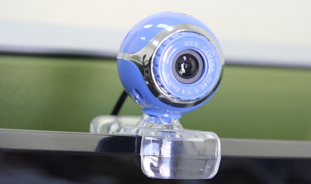 webcam posée sur un écran