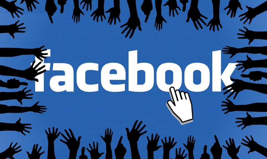 mains autour du logo Facebook
