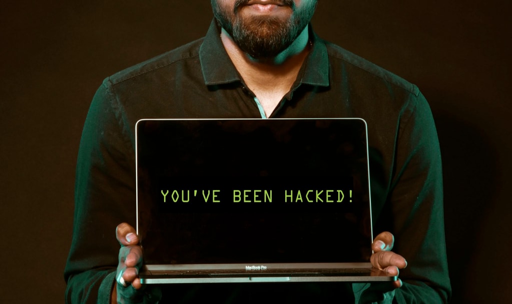 message d'un pirate à l'écran d'un notebook