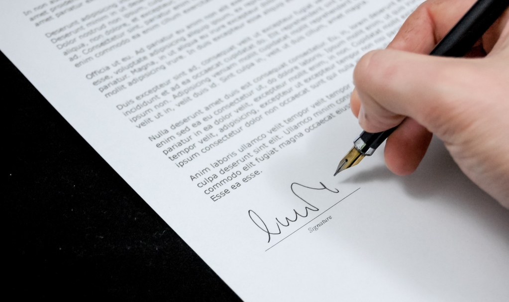 main signant un document