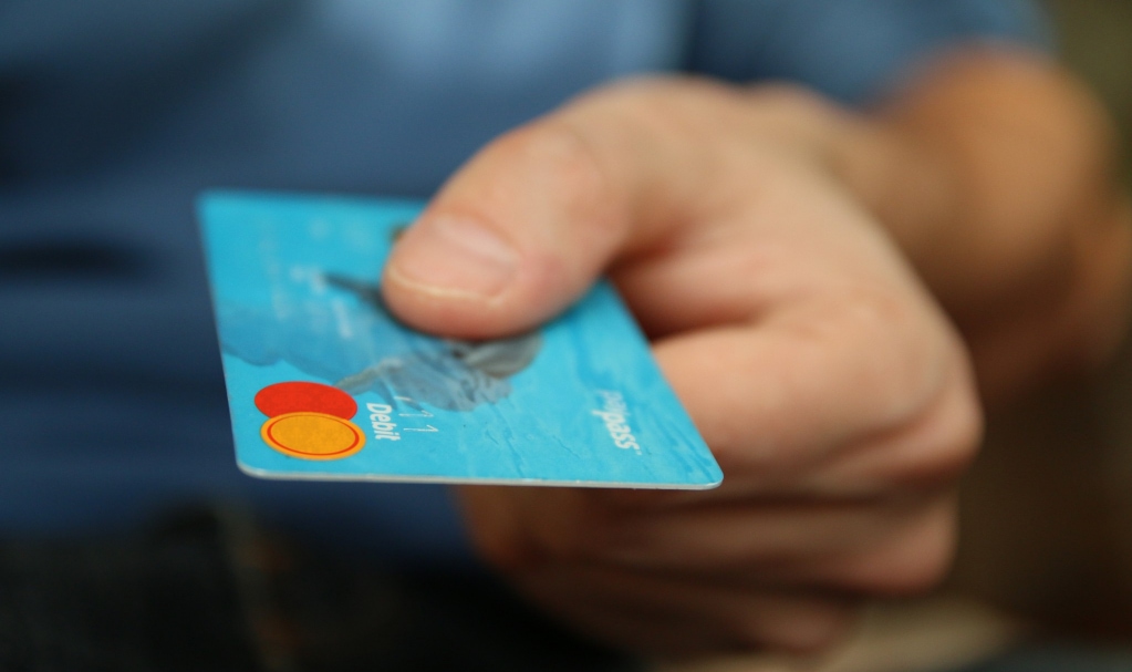 main tendant une carte de crédit