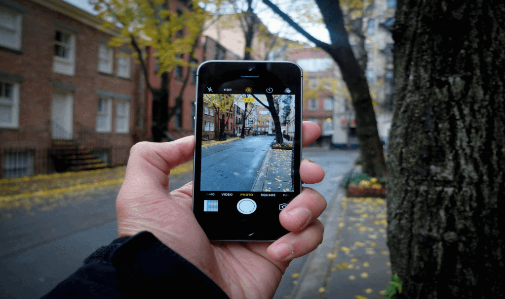 smartphone filmant dans la rue