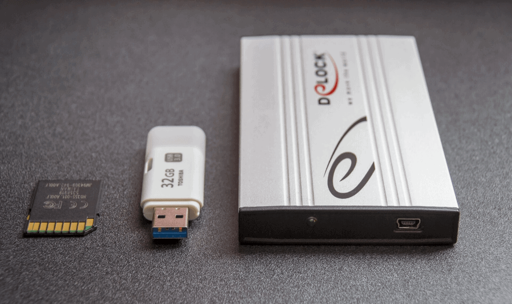 carte mémoire, clé USB et disque dur posés sur une table