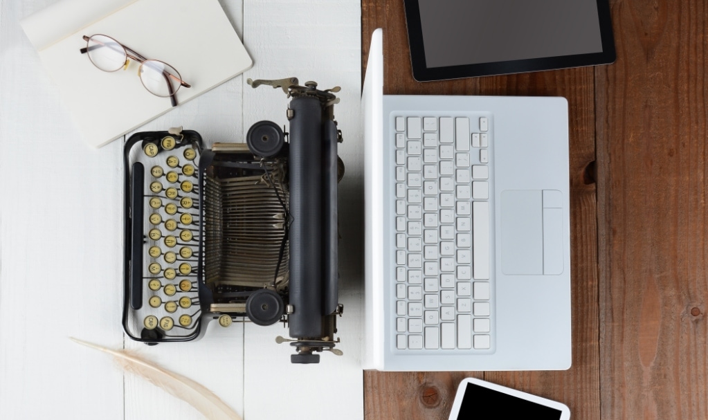 notebook récent et machine à écrire
