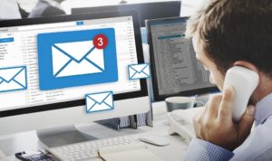 ordinateur de bureau envoyant des emails