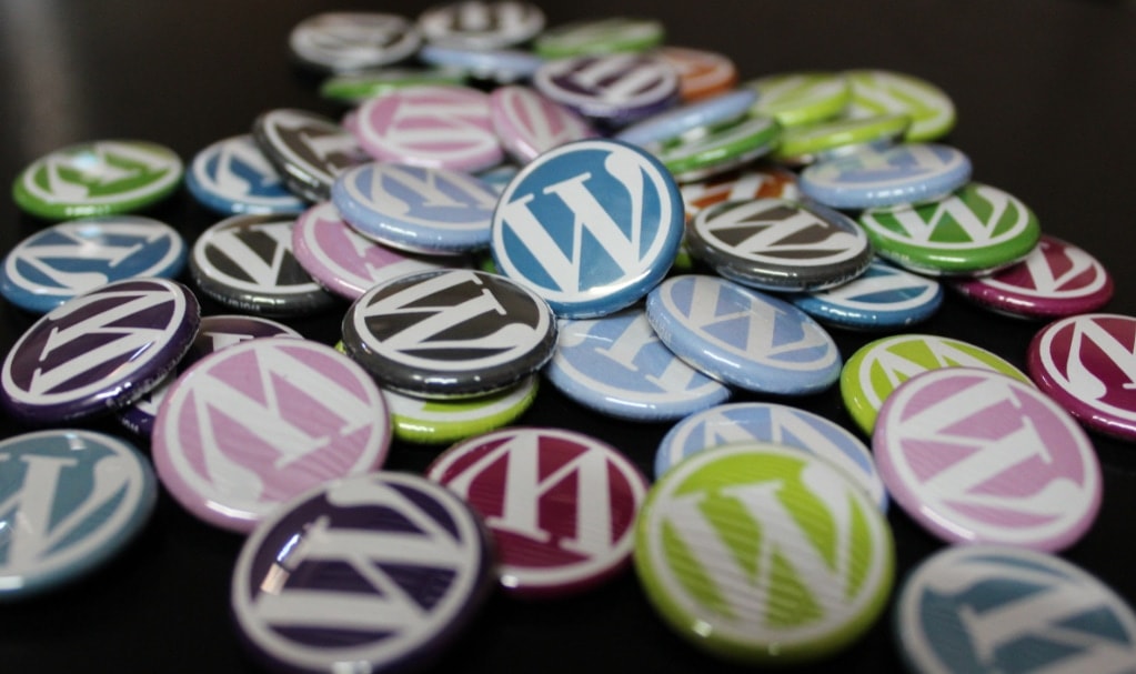 badges portant le logo WordPress